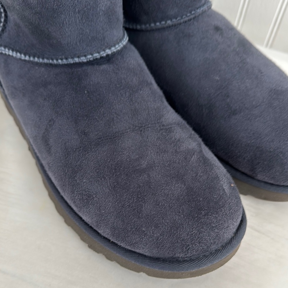 UGG CLASSIC MINI ll BOOTS EVE BLUE
EXCELLENT CONDITION SIZE 9 - Picture 5 of 11